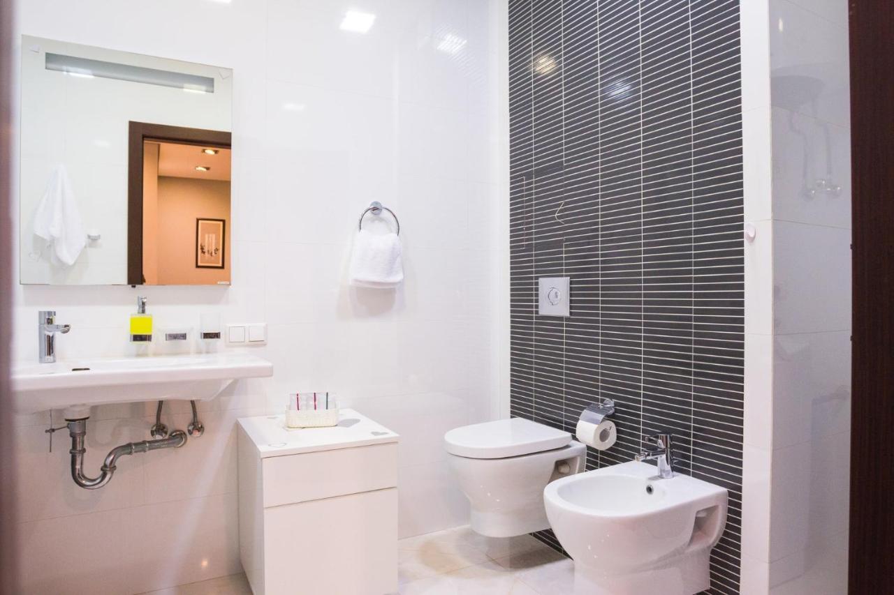 Navit Apartments With Breakfast, Near The Railway Station, The City Center And The Park เคียฟ ภายนอก รูปภาพ