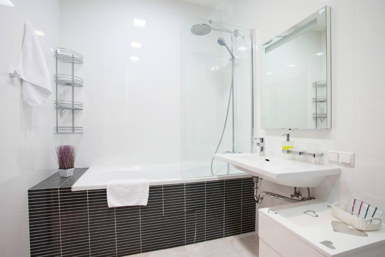 Navit Apartments With Breakfast, Near The Railway Station, The City Center And The Park เคียฟ ภายนอก รูปภาพ
